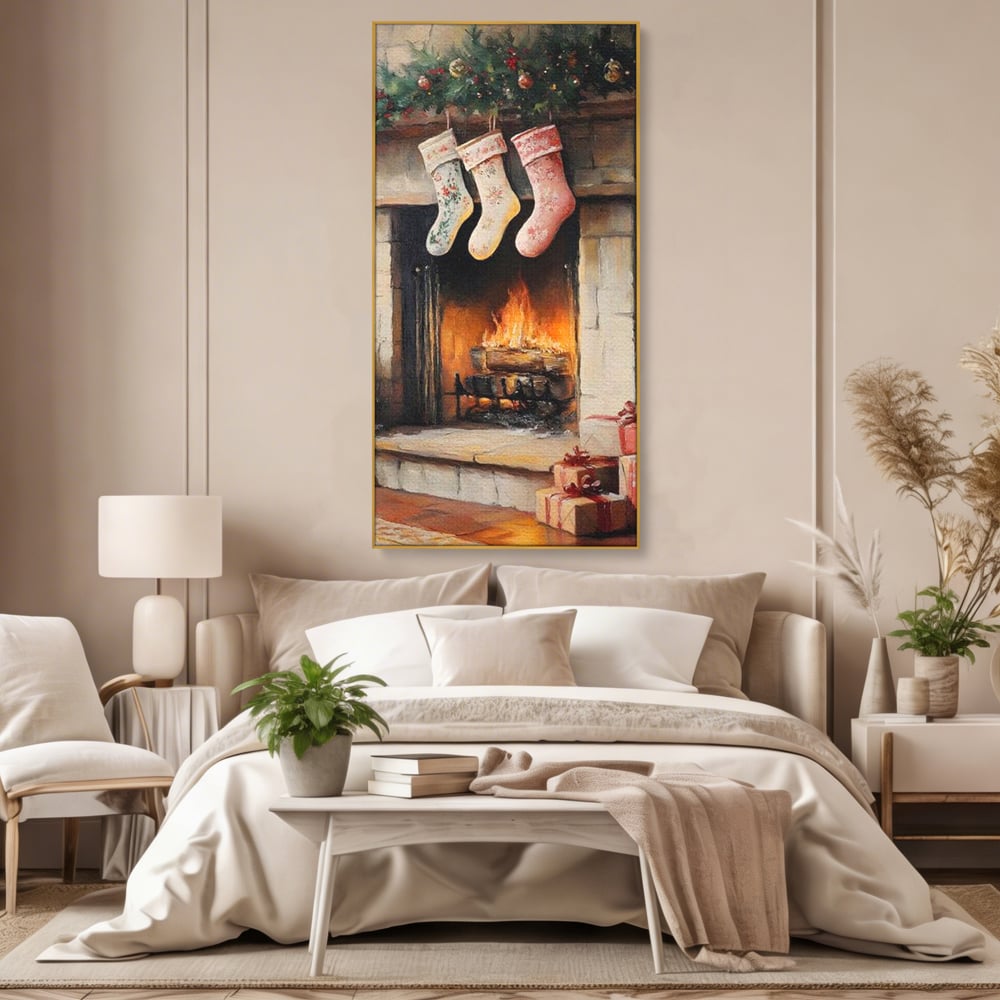 Tablou canvas cu tablou canvas cu semineu si ciorapi de craciun, in rama de aluminiu auriu, pe perete intr-un dormitor